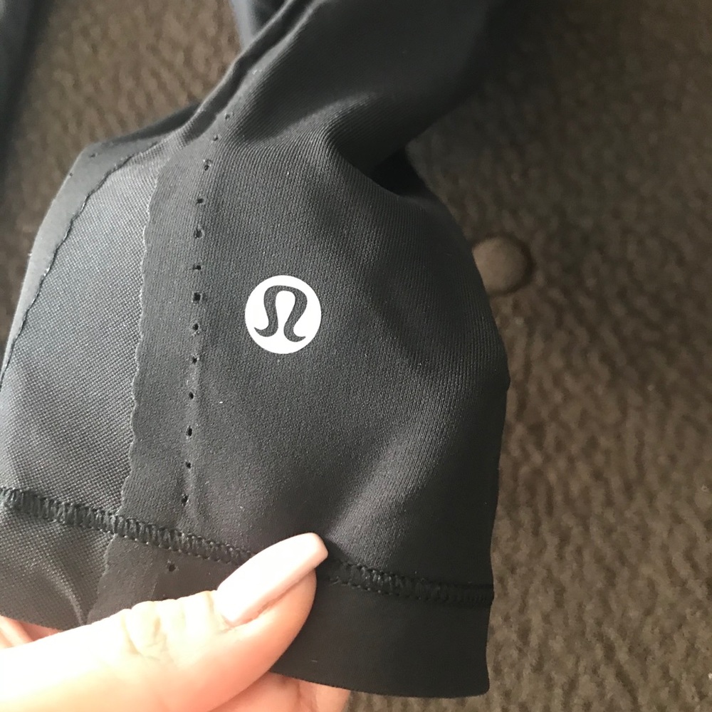 Lululemon black Capri leggings, new condition!